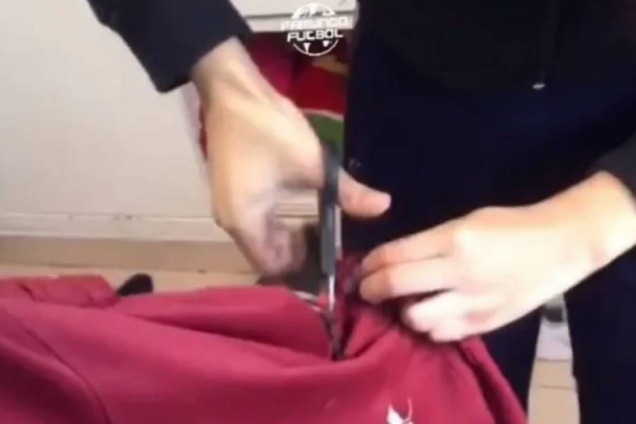 Le cortó las camisetas de fútbol al novio: 