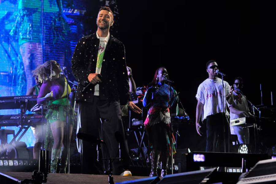 Las postales del show de Justin Timberlake en Lollapalooza Argentina: un corpiño en el escenario y el tierno gesto con un fan