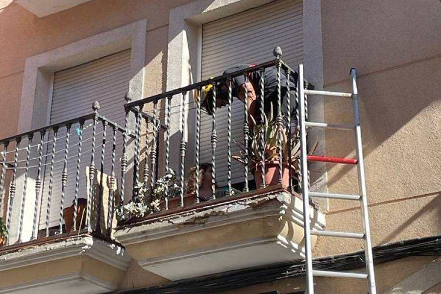 Rescatan a una niña que pedía auxilio desde el balcón de un edificio