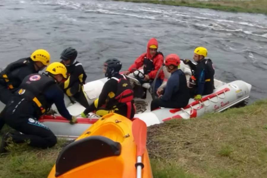 Desesperada búsqueda de tres personas que cayeron a un canal tras las inundaciones en Bolívar