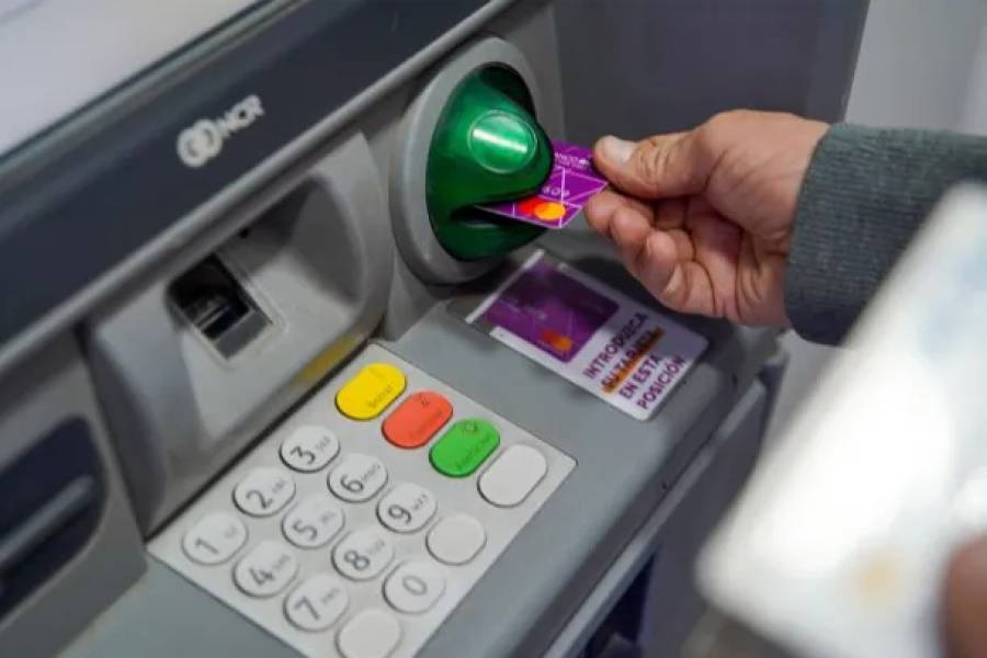 Bancos aumentan comisiones y cobran hasta $5.000 por retirar efectivo de cajeros automáticos