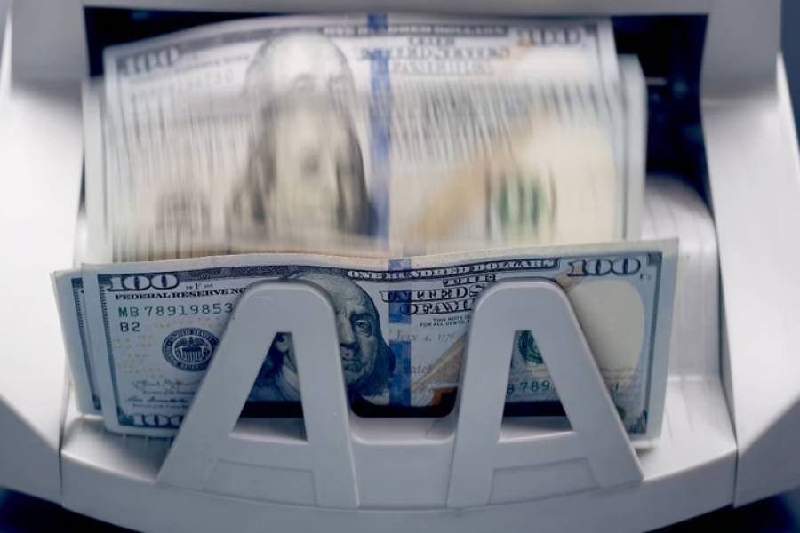 Caen las acciones argentinas en Wall Street y el dólar blue se vende a $1295, un máximo en casi 7 meses