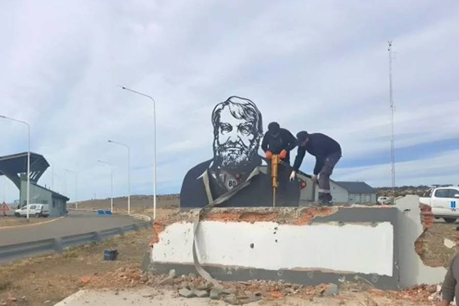 El intendente de Río Gallegos, tras la destrucción del monumento de Osvaldo Bayer: “Es de mucha pobreza intelectual”