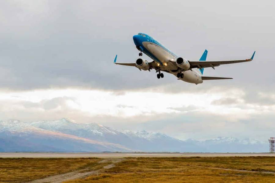 Por qué un avión debió sobrevolar casi una hora sobre Santa Fe sin poder aterrizar