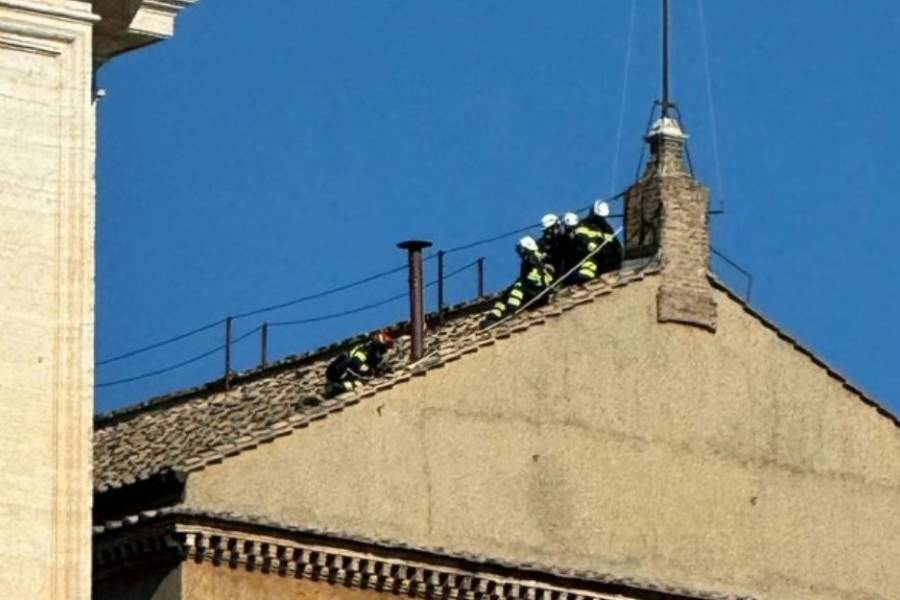 El Vaticano ya instaló la chimenea en la Capilla Sixtina para el cónclave