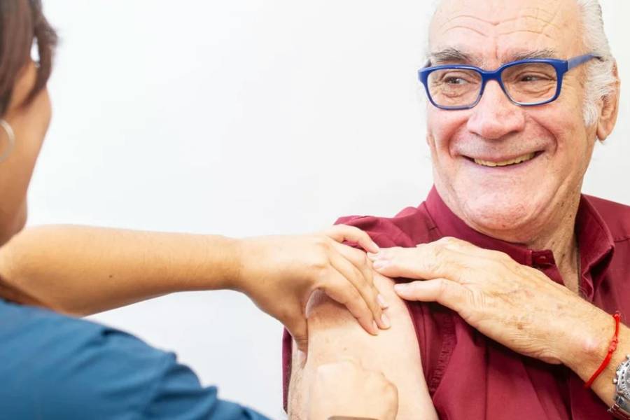 Advierten que los adultos también deben vacunarse para prevenir enfermedades graves