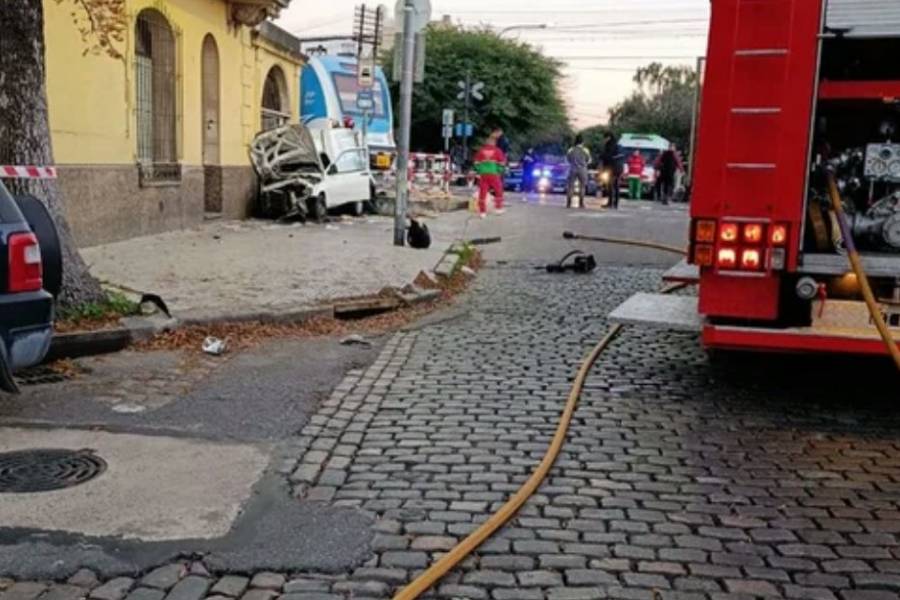 El tren Sarmiento arrolló a una camioneta: un muerto y un herido grave