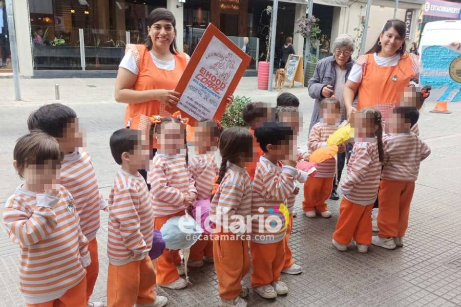 Pequeños con gran corazón: Una salita del Hood salió a repartir escarapelas y promover una maratón solidaria