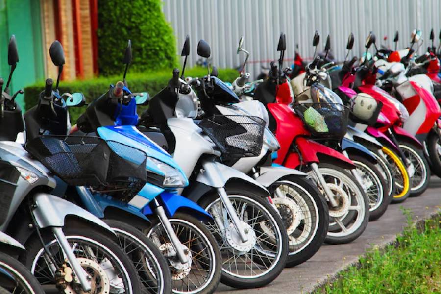Denunció que le robaron 21 motocicletas y una camioneta, pero los supuestos cacos dicen que las llevaron para protegerlas