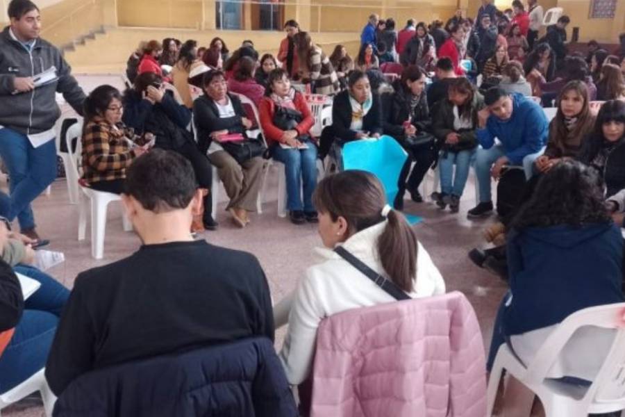 Docentes repudian el nuevo régimen de cobertura de cargos con una protesta en la calle