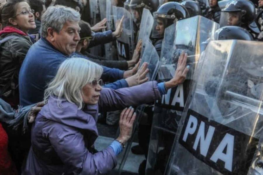 Disturbios en el Congreso tras la suspensión de la sesión en Diputados por las jubilaciones