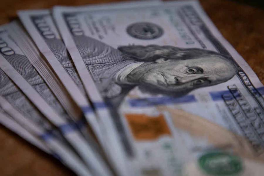Un millón de personas compraron dólares en el primer mes sin cepo cambiario