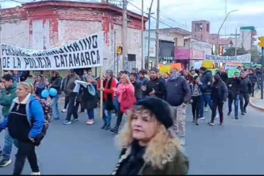 Multitudinaria marcha bajo la consigna “Basta de salarios de hambre”