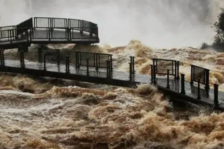 Cerraron el ingreso a las Cataratas del Iguazú por una impresionante crecida del río Paraná