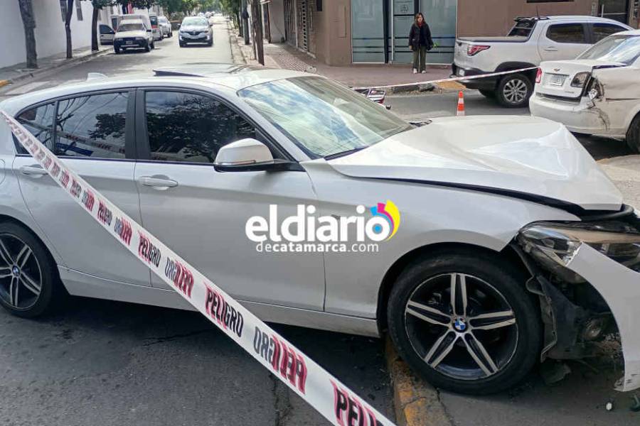 BMW terminó incrustado en una vivienda tras violento choque con un Taxi 