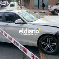 BMW terminó incrustado en una vivienda tras violento choque con un Taxi 