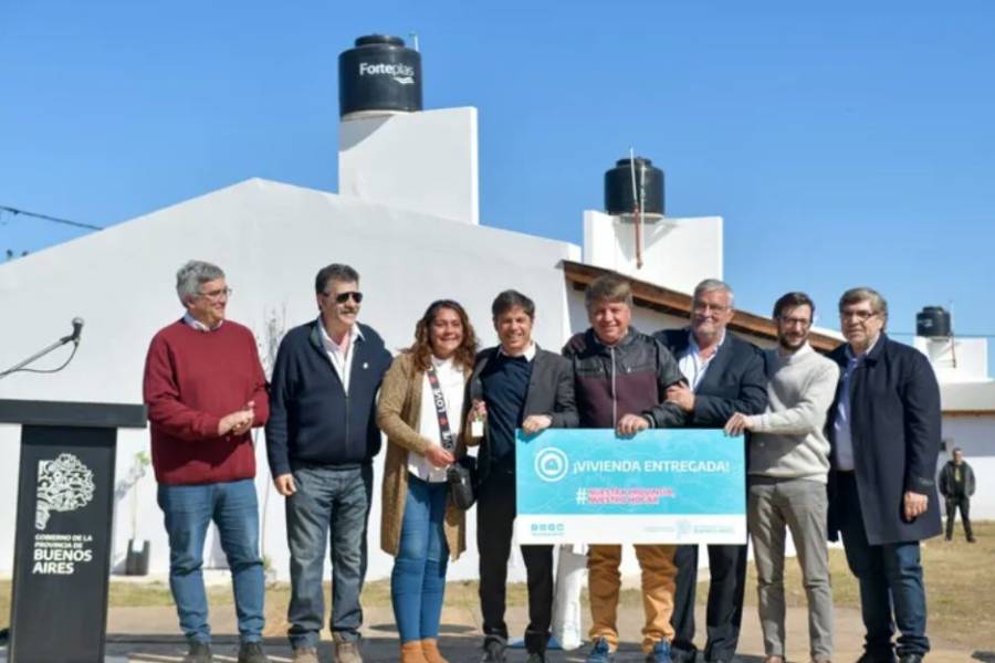 Axel Kicillof entregó viviendas y, tras el acto, los nuevos dueños tuvieron que devolver las llaves