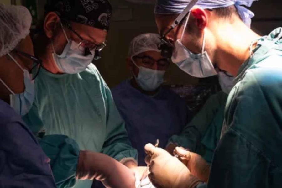 Hazaña en el Garrahan: operaron a una beba en el útero de su mamá y el final es conmovedor