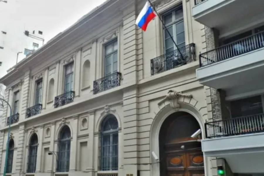 Rusia salió al cruce de dichos de Manuel Adorni sobre presuntas tareas de espionaje y reclama explicaciones