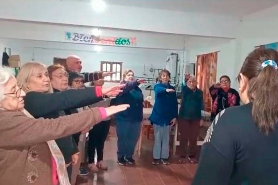 Adultos mayores renovaron su promesa a la Bandera en un emotivo acto patriótico