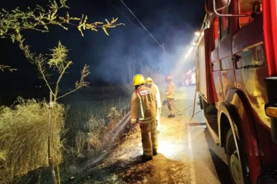 Tensa madrugada en Lampacito: Incendio forestal puso en jaque a zonas rurales y tendido eléctrico