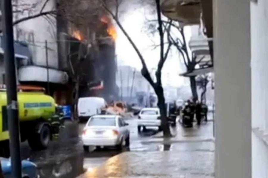 Así se derrumbó el depósito que se incendió en La Plata