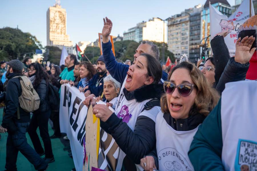 Los médicos y trabajadores del Hospital Garrahan marchan en Plaza de Mayo en reclamo de mejoras salariales