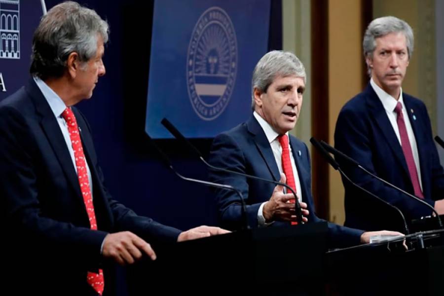 En alerta por la falta de dólares, el Gobierno postergará al menos hasta 2026 la salida del cepo para empresas