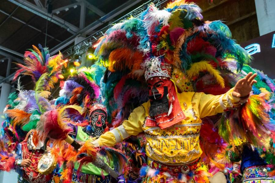 La Comparsa Diaguita de Mutquín deslumbró en el Poncho con su fuerza ancestral y alegría popular