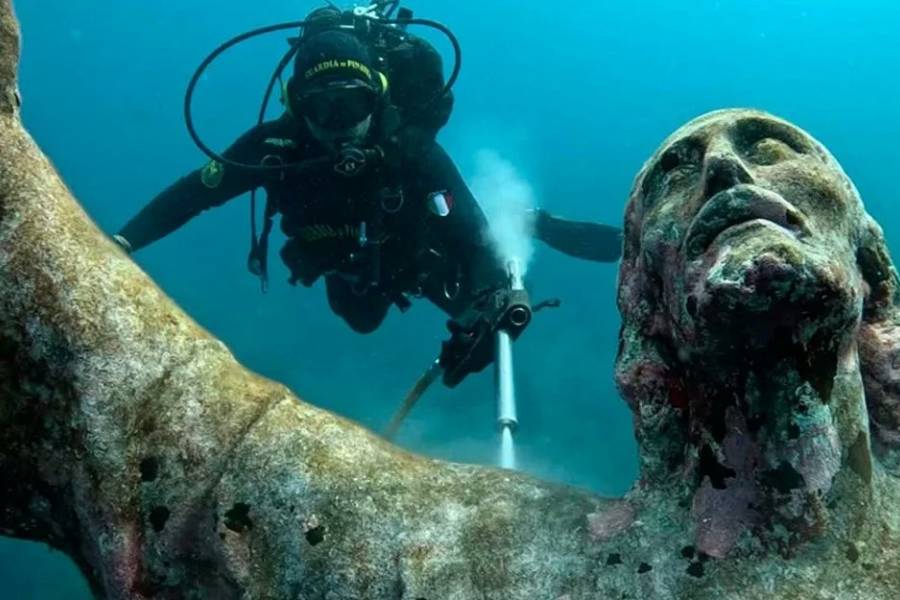 Limpiaron la escultura del Cristo del Abismo a 17 metros bajo el mar en Italia