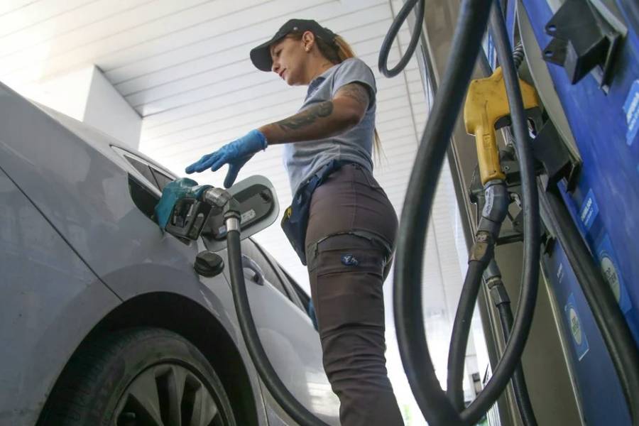 El impuesto a los combustibles se ajustará por inflación y se vienen nuevos aumentos de las naftas