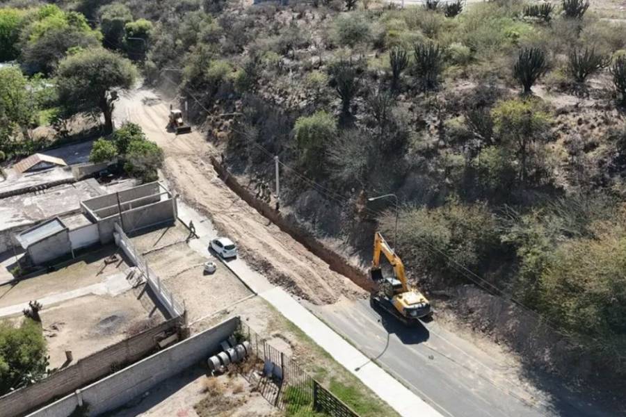 Aguas de Catamarca realiza cambio de traza de cañería de 300 mm. en Av Bartolomé de Castro