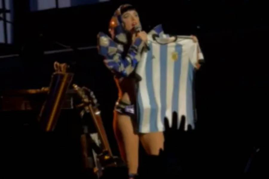 Katy Perry sorprendió en Argentina al regalar empanadas a sus fans