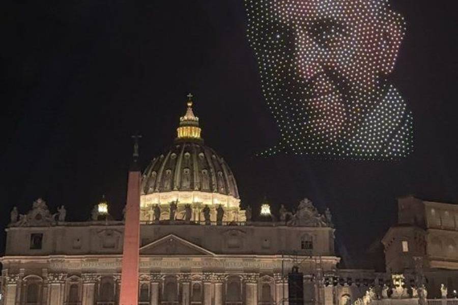 Miles de drones iluminaron el Vaticano para homenajear al papa Francisco