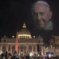 Miles de drones iluminaron el Vaticano para homenajear al papa Francisco