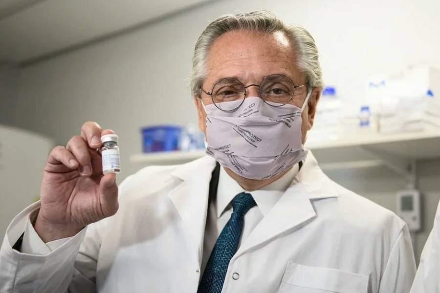 Un jubilado reclama $152 millones a AstraZeneca: una ley de Alberto Fernández protege al laboratorio