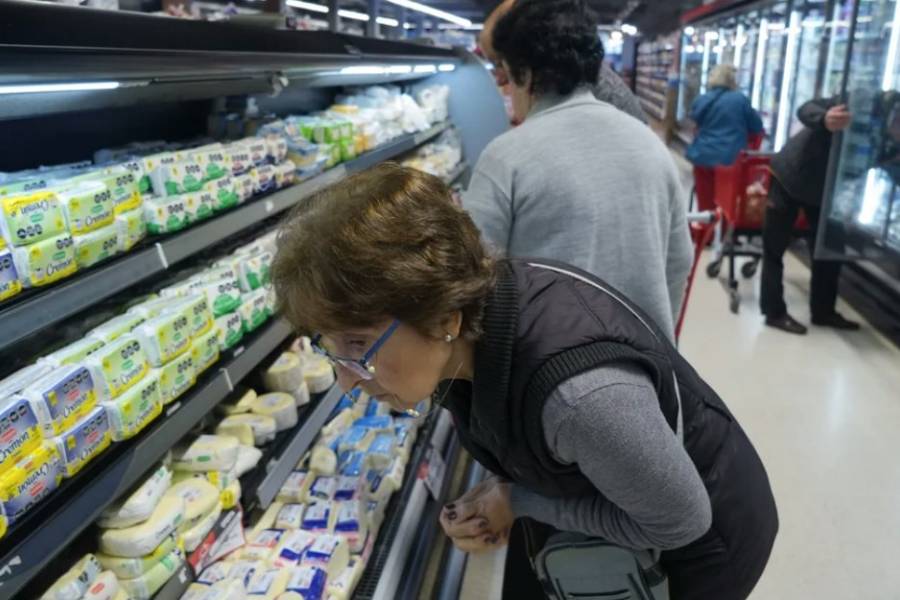 Sigue en caída la confianza del consumidor