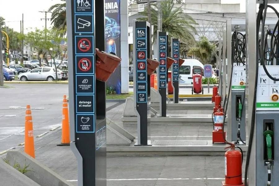 A contramano: por qué no baja el precio del combustible en Argentina al ritmo del crudo mundial