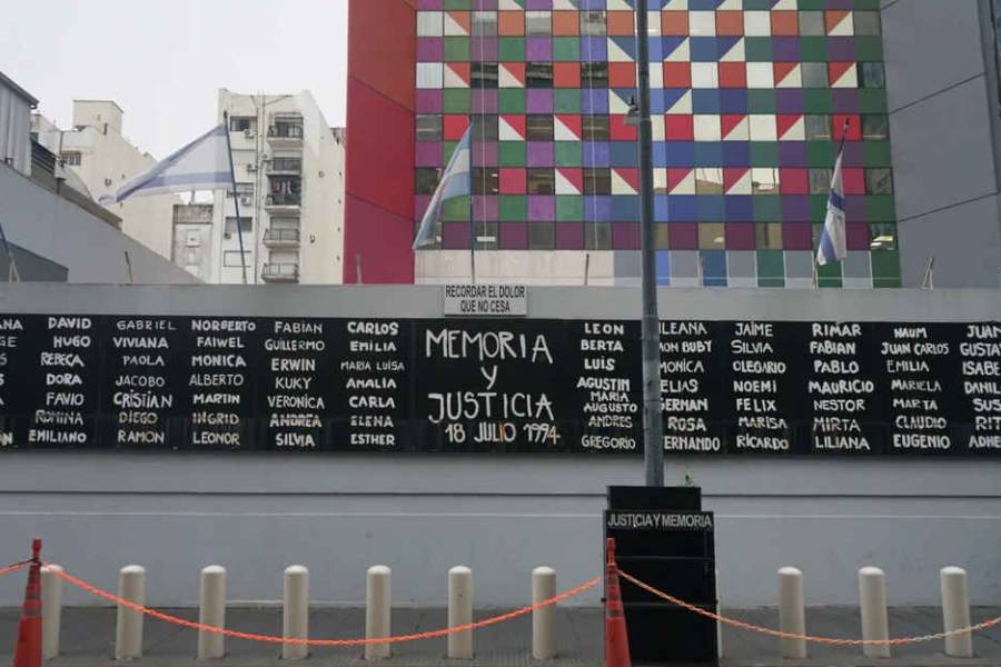 Confirman juicio en ausencia para iraníes prófugos por el atentado a la AMIA