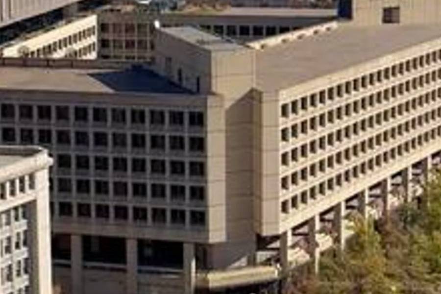 El exdirector del FBI James Comey fue acusado por la divulgación de información confidencial