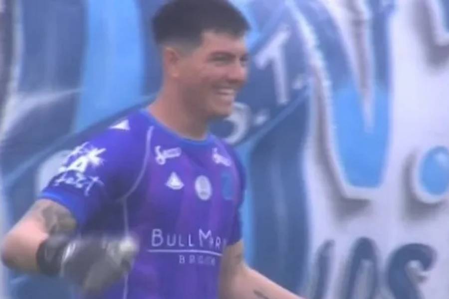 San Telmo: el arquero Joaquín Enrico sorprendió con un gol histórico de volea ante Gimnasia de Jujuy