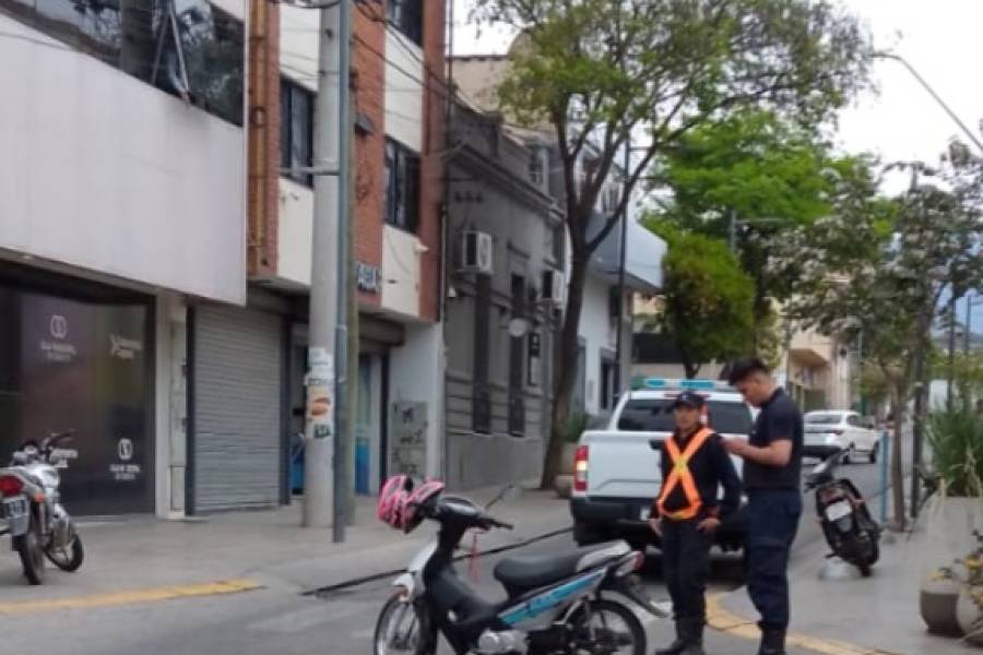 Confuso choque entre motociclistas en pleno microcentro