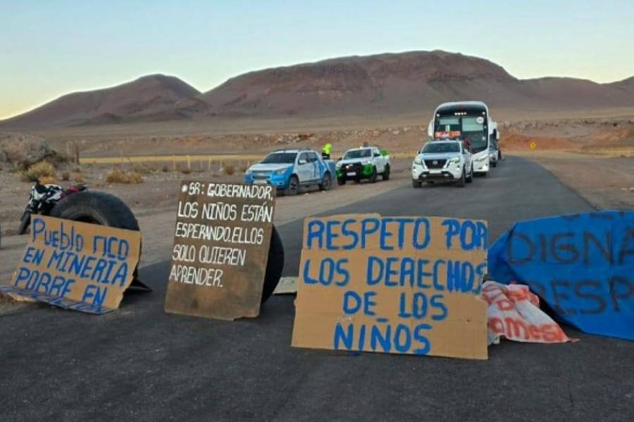 Padres de alumnos mantienen corte de ruta en Antofagasta de la Sierra por falta de docentes