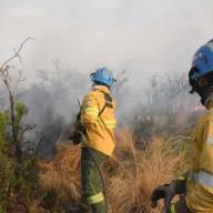 Un bombero terminó herido por la brutal descarga de un avión hidrante en pleno incendio en Córdoba