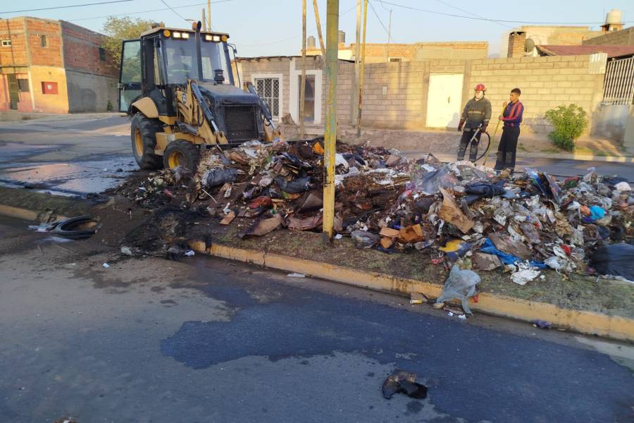 Tiraron brasas al contenedor y se incendio un camión recolector