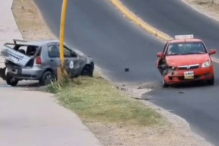 Pudo ser una tragedia: Se descompensó, volcó, chocó a otro auto e impactó un poste de alumbrado público