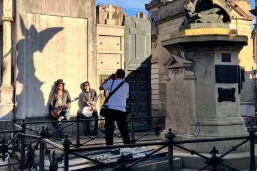 Los guitarristas de Guns N' Roses hicieron una producción de fotos en el Cementerio de la Recoleta
