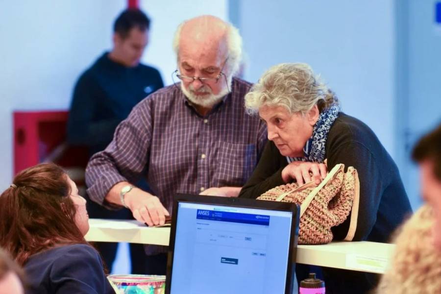 Jubilados: oficializan el bono de $70.000 para noviembre y el haber inicial supera los $400.000