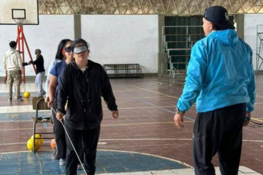 Aprender a jugar sin ver: Arrancó la capacitación en fútbol para ciegos en la UNCA