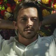 Jonathan Bailey es el primer hombre gay en ser elegido 